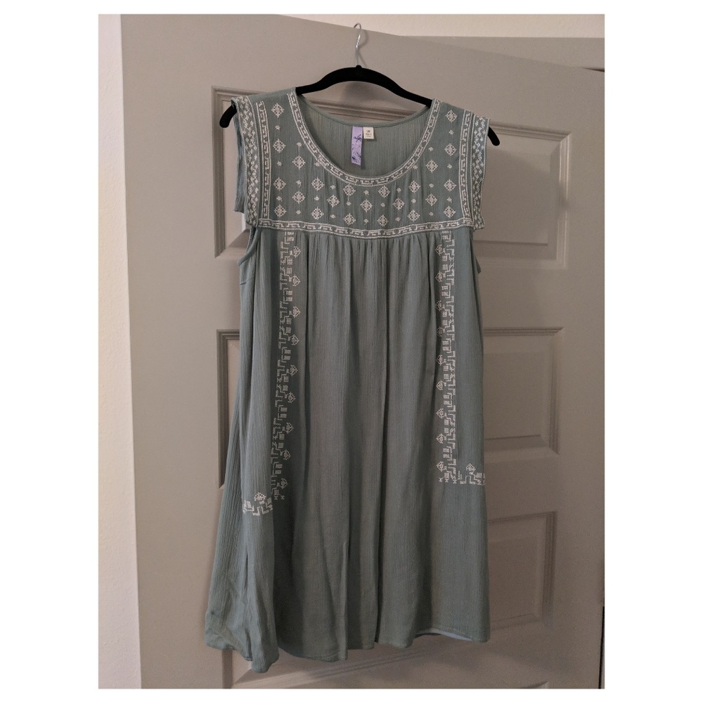 Sweet sage green embroidered shift dress - pretty! - Picture 2 of 7